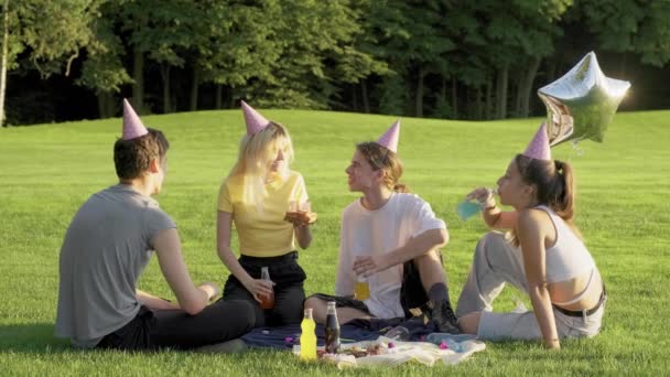 Fødselsdagsfest. Lykkelig teenager pige med kage med stearinlys 17, fejrer fødselsdag med venner – Stock-video