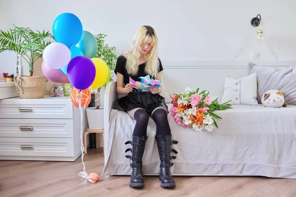 Cumpleaños de una adolescente. Hipster adolescente en casa con regalo sorpresa en caja —  Fotos de Stock