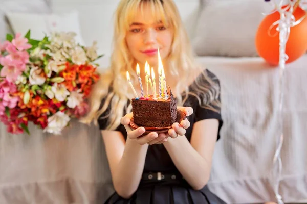 Cumpleaños de adolescente, niña con pastel de cumpleaños pequeño con velas encendidas —  Fotos de Stock