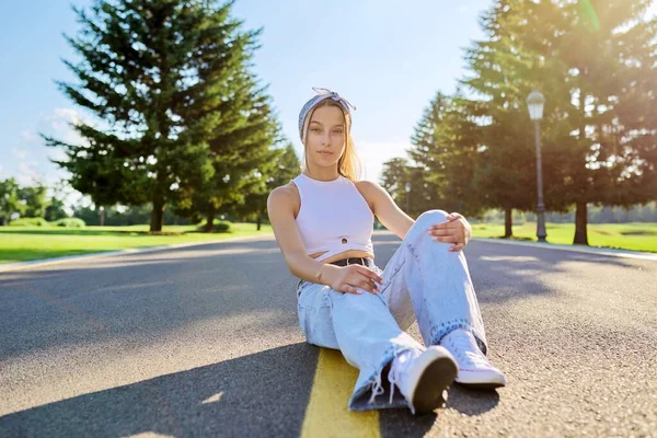 Fashionabla trendiga tonåring hipster kvinna sitter på väg i parken — Stockfoto