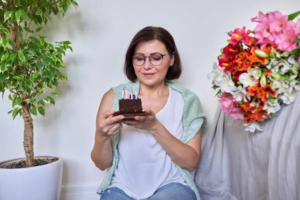 Vrouwen van middelbare leeftijd met kleine verjaardagstaart met kaarsen — Stockfoto