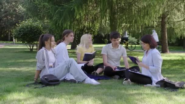 Outdoor, groep studenten met vrouwelijke leraar — Stockvideo