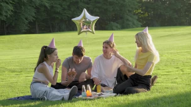 Födelsedagsfest. Guy tonåring med tårta med ljus 17, firar födelsedag med vänner — Stockvideo