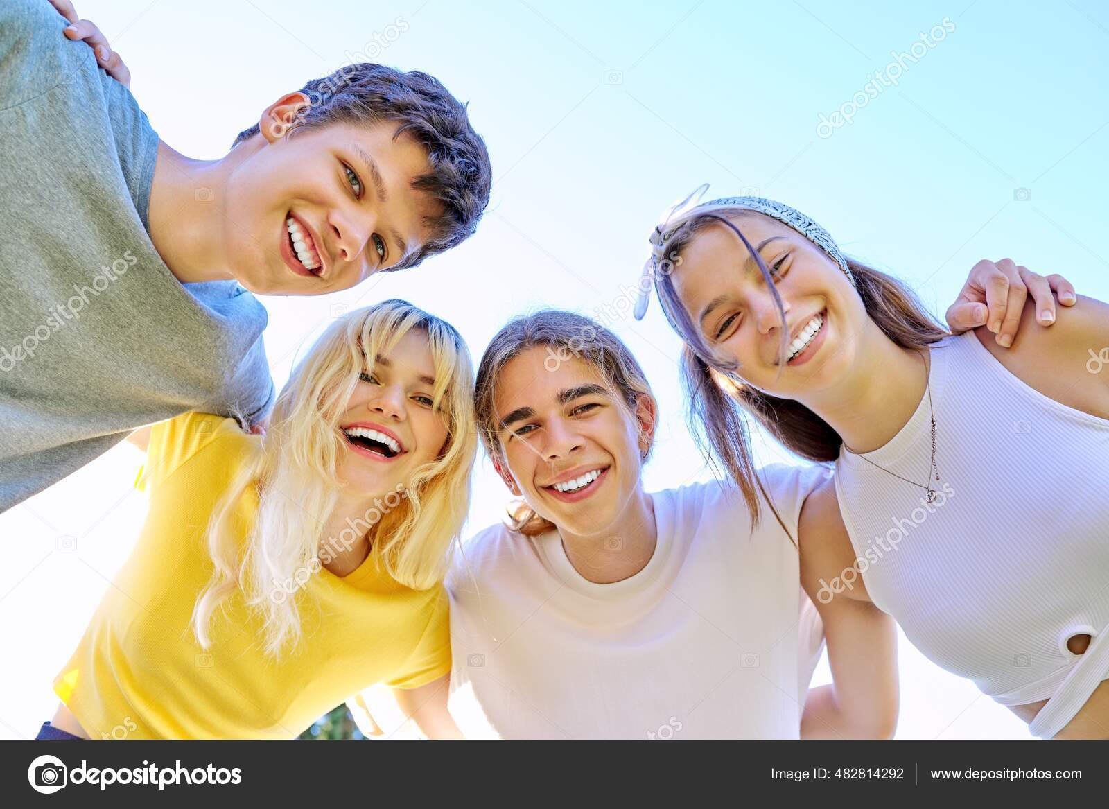 Gros plan de visages adolescents souriants et heureux. Câlin