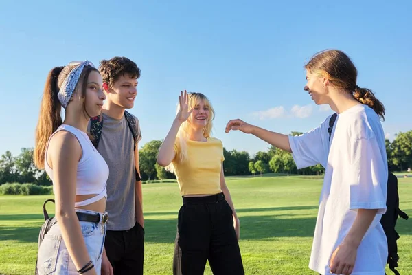 Reunión de amigos adolescentes. Grupo de alegres adolescentes felices — Foto de Stock