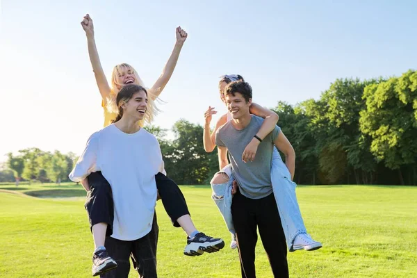 Glad grupp tonåringar som har roligt utomhus — Stockfoto