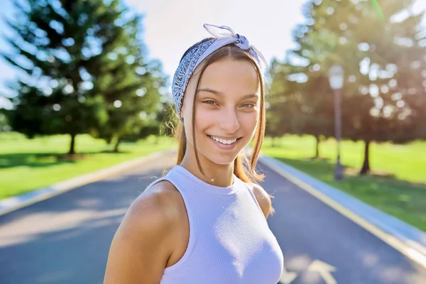 Portrait de belle jeune femme souriante en plein air — Photo