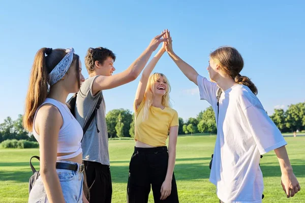 Encontro de amigos adolescentes. Grupo de adolescentes felizes alegres — Fotografia de Stock