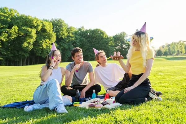 Verjaardagsfeestje. Tiener meisje met taart met kaarsen 17 — Stockfoto