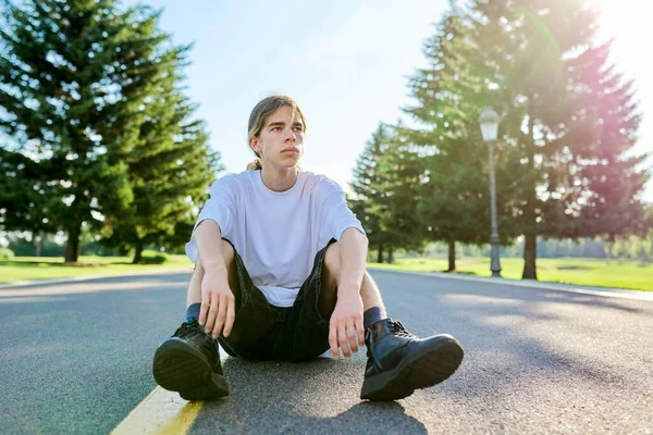 Divat portré hipster tinédzser srác ül az úton — Stock Fotó