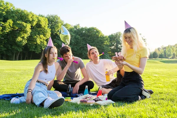 誕生日パーティーだ。十代の女の子とともにケーキとともにキャンドル17 — ストック写真