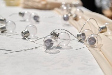 Ev tatili dekorasyonu, açık havada elektrikli buz ampuller, çelenkler.