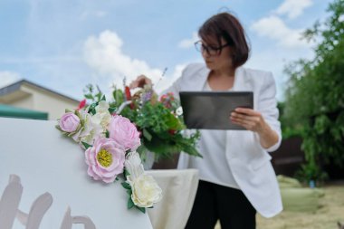 Düğün organizasyonu, partiler, etkinlik dekorasyonu. Çiçek aranjmanlı bir kadın.