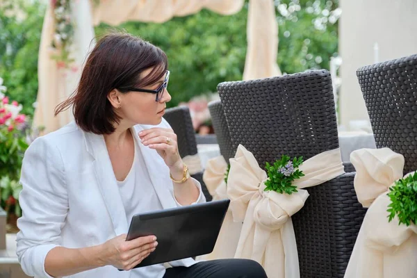 Vrouw professionele decorateur met digitale tablet werken buiten decoreren ceremonie — Stockfoto