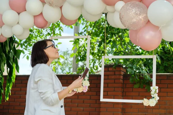 Versieren van de tuin met ballonnen voor een feestje, ceremonie — Stockfoto