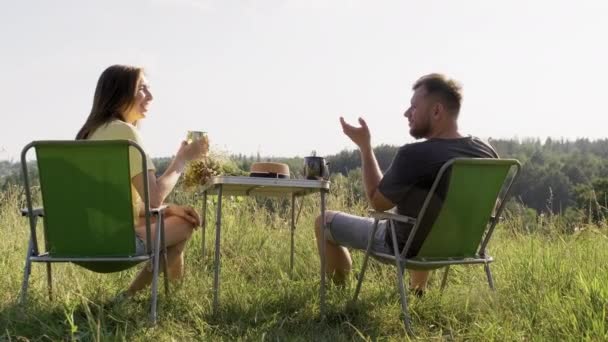 中年夫妇在大自然中休息，坐在室外椅子上 — 图库视频影像