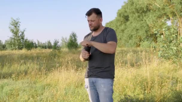 Homem de meia-idade fazendo café na natureza, verão dia ensolarado — Vídeo de Stock