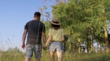 Mutlu orta yaşlı çift el ele yürüyorlar.