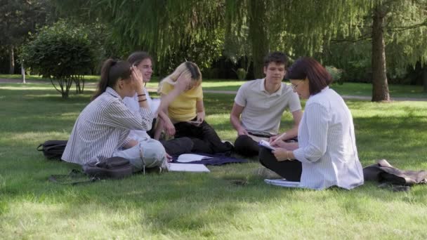 Outdoor, groep studenten met vrouwelijke leraar — Stockvideo