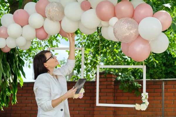 Decoración del jardín con globos para una fiesta, ceremonia —  Fotos de Stock