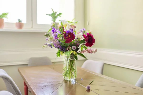 テーブルの上のテーブルの上の明るい花の花束 — ストック写真