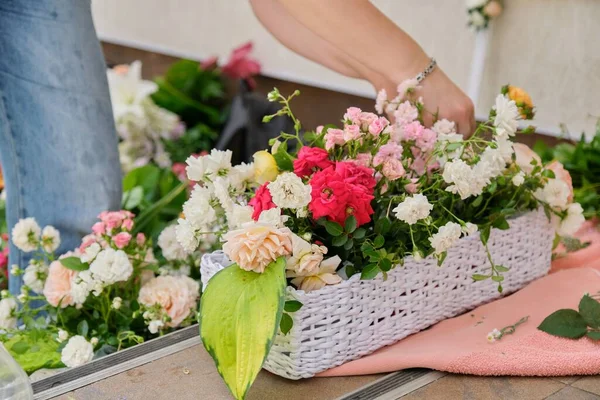 花を屋外で扱う女性花屋、花でイベントを飾る — ストック写真
