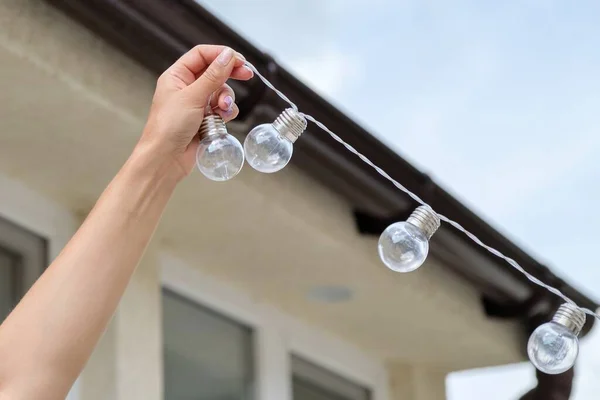 Decoración de vacaciones en casa, hielo eléctrico bombillas al aire libre guirnalda —  Fotos de Stock