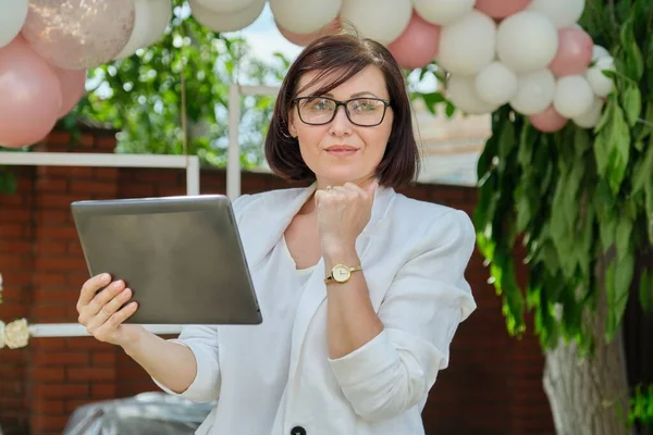 Portret van volwassen zakenvrouw eigenaar van een klein bedrijf het organiseren van evenementen, feesten, bruiloften — Stockfoto