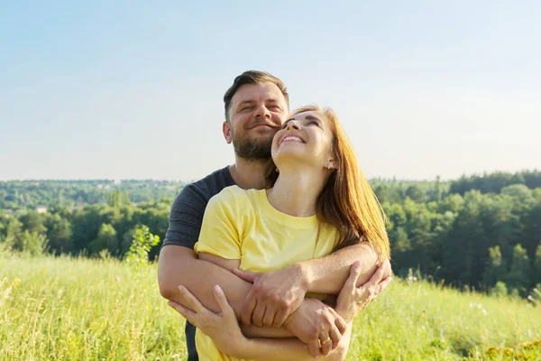 Retrato de feliz pareja adulta en verano día soleado —  Fotos de Stock