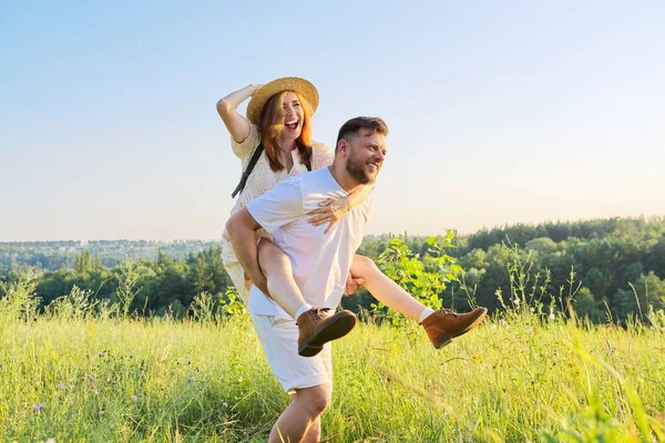Boldog nevető felnőtt pár szórakozás szabadban, természet ég háttér — Stock Fotó