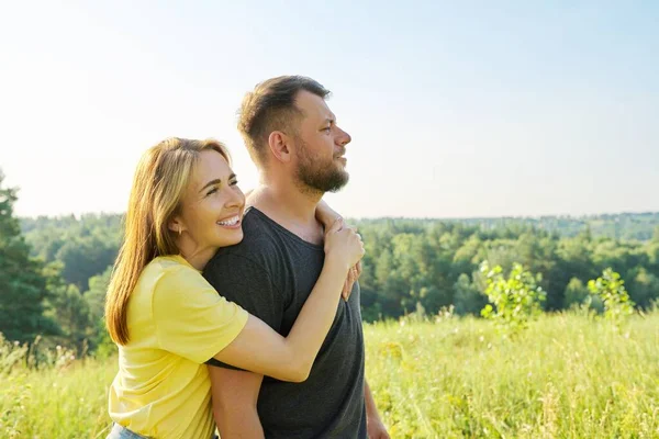 Retrato de feliz pareja de mediana edad en verano día soleado —  Fotos de Stock
