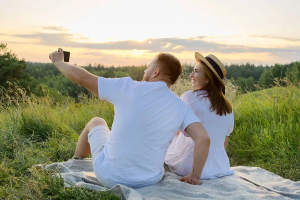 美しい大人のカップル一緒にスマートフォンで自撮り写真を撮る — ストック写真