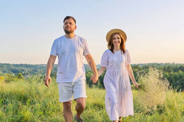 Feliz pareja romántica de mediana edad, caminando juntos tomados de la mano —  Fotos de Stock