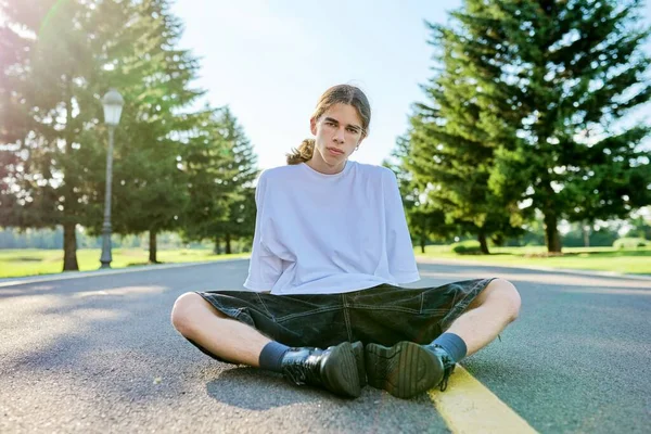 Mode porträtt av hipster tonåring kille sitter på vägen. — Stockfoto