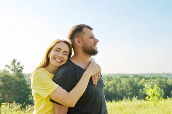 Retrato de casal feliz de meia-idade no dia ensolarado de verão — Fotografia de Stock