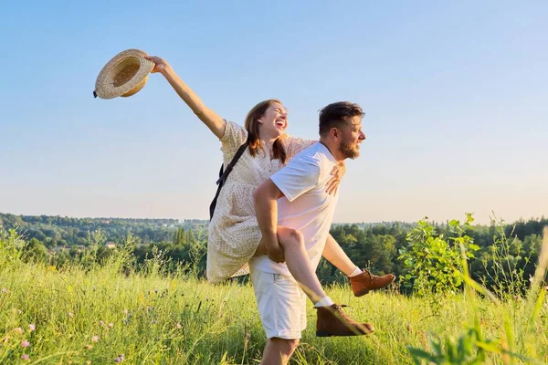 Boldog nevető felnőtt pár szórakozás szabadban, természet ég háttér — Stock Fotó