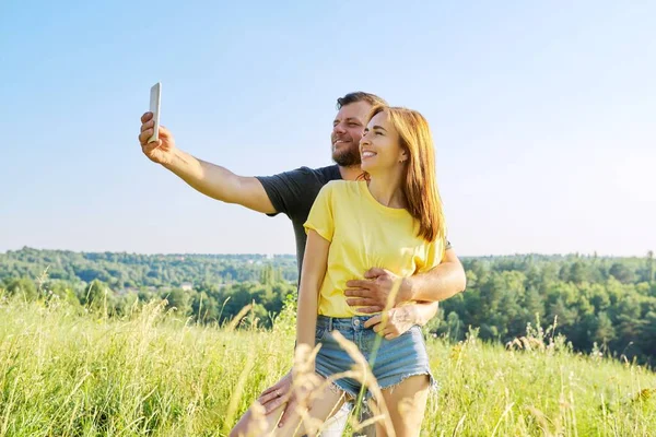 Mooi gelukkig volwassen paar het nemen van selfie op smartphone — Stockfoto