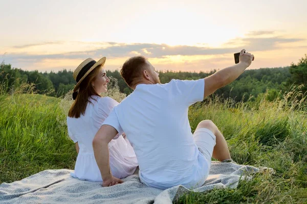 Mooi volwassen paar samen het nemen van selfie foto op smartphone — Stockfoto