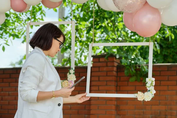 Dekorowanie ogrodu balonami na imprezę, ceremonia — Zdjęcie stockowe