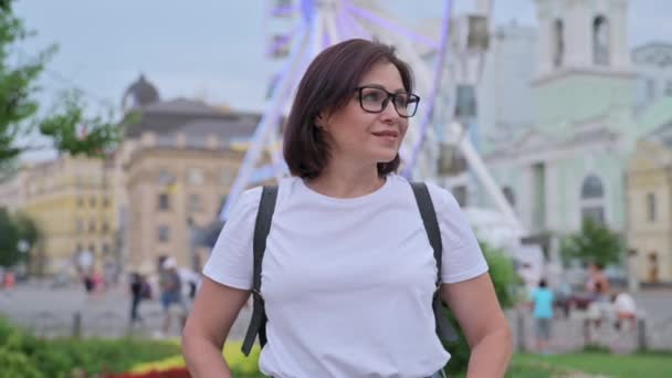 Außenporträt einer Frau mittleren Alters, weibliche Vierzigjährige in der Sommerstadt — Stockvideo