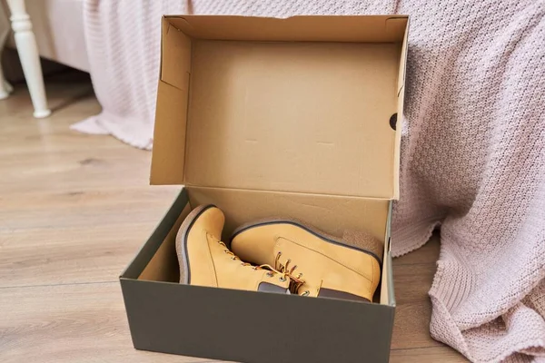 Neue Damen Leder braun wasserdichte Wander Winter Herbststiefel in einer Box — Stockfoto