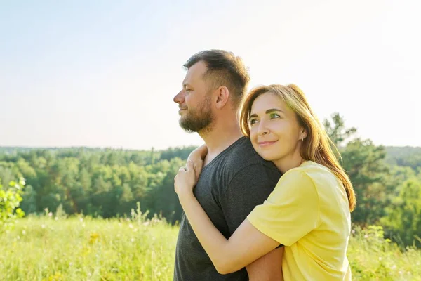 Retrato de feliz pareja de mediana edad en verano día soleado —  Fotos de Stock