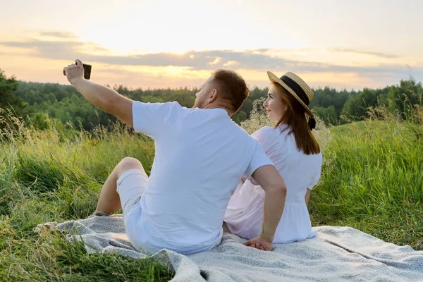 美しい大人のカップル一緒にスマートフォンで自撮り写真を撮る — ストック写真