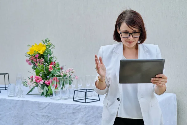 Organización de fiestas, ceremonias, organizador profesional de mujeres con tablet digital —  Fotos de Stock