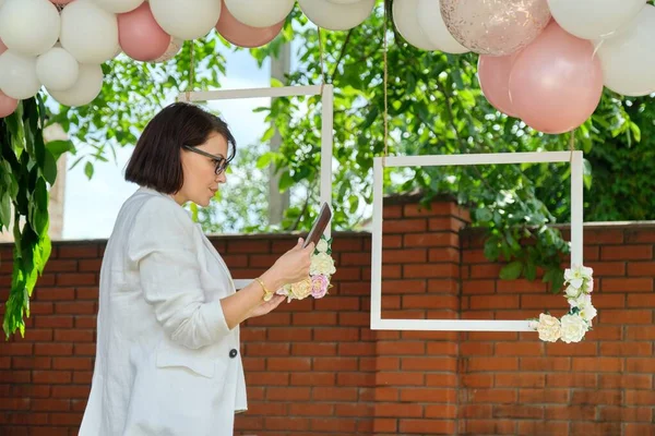 Versieren van de tuin met ballonnen voor een feestje, ceremonie — Stockfoto