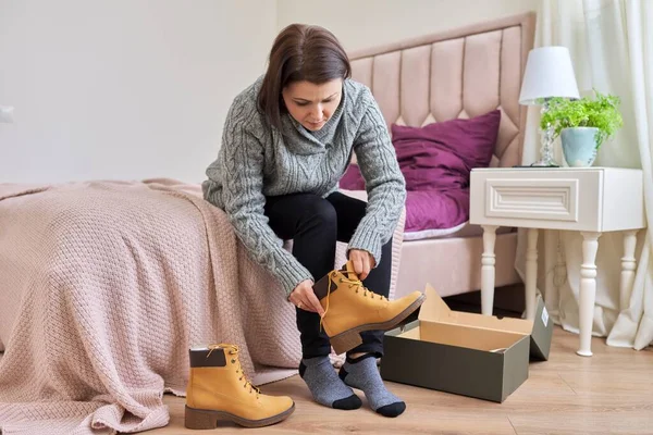 Kvinnliga skor ny varm höst vinter stövlar, skokartong, hem rum interiör bakgrund — Stockfoto