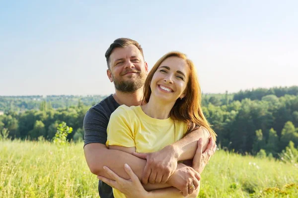 Retrato de feliz pareja adulta en verano día soleado —  Fotos de Stock