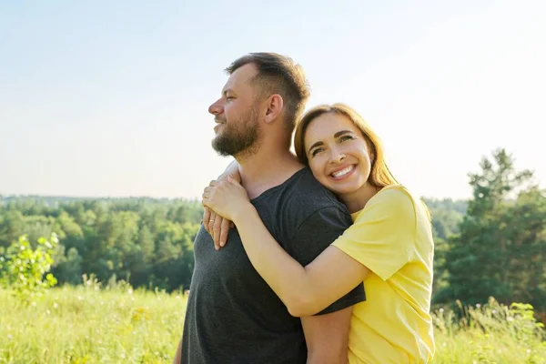 Портрет счастливой пары среднего возраста в летний солнечный день — стоковое фото