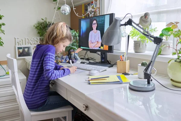Preteen niña aprendiendo matemáticas en línea utilizando el ordenador en casa —  Fotos de Stock