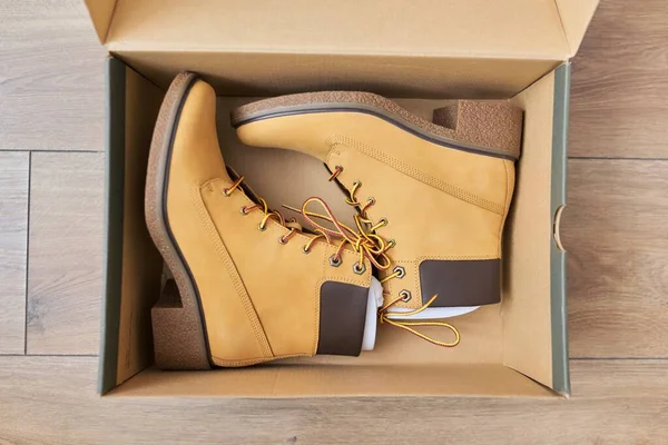 Neue Damen Leder braun wasserdichte Wander Winter Herbststiefel in einer Box — Stockfoto